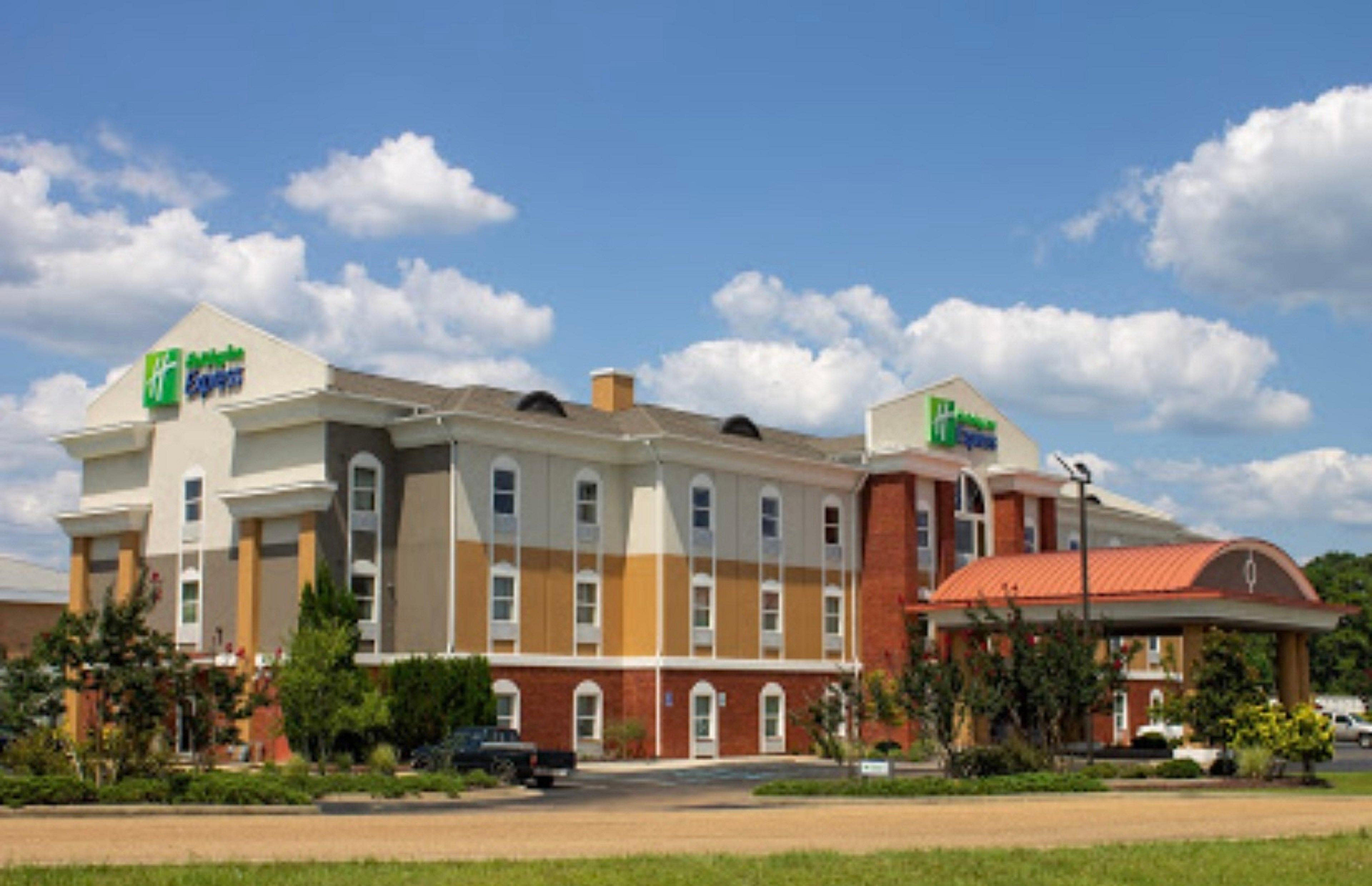 Holiday Inn Express Mccomb By Ihg Dış mekan fotoğraf