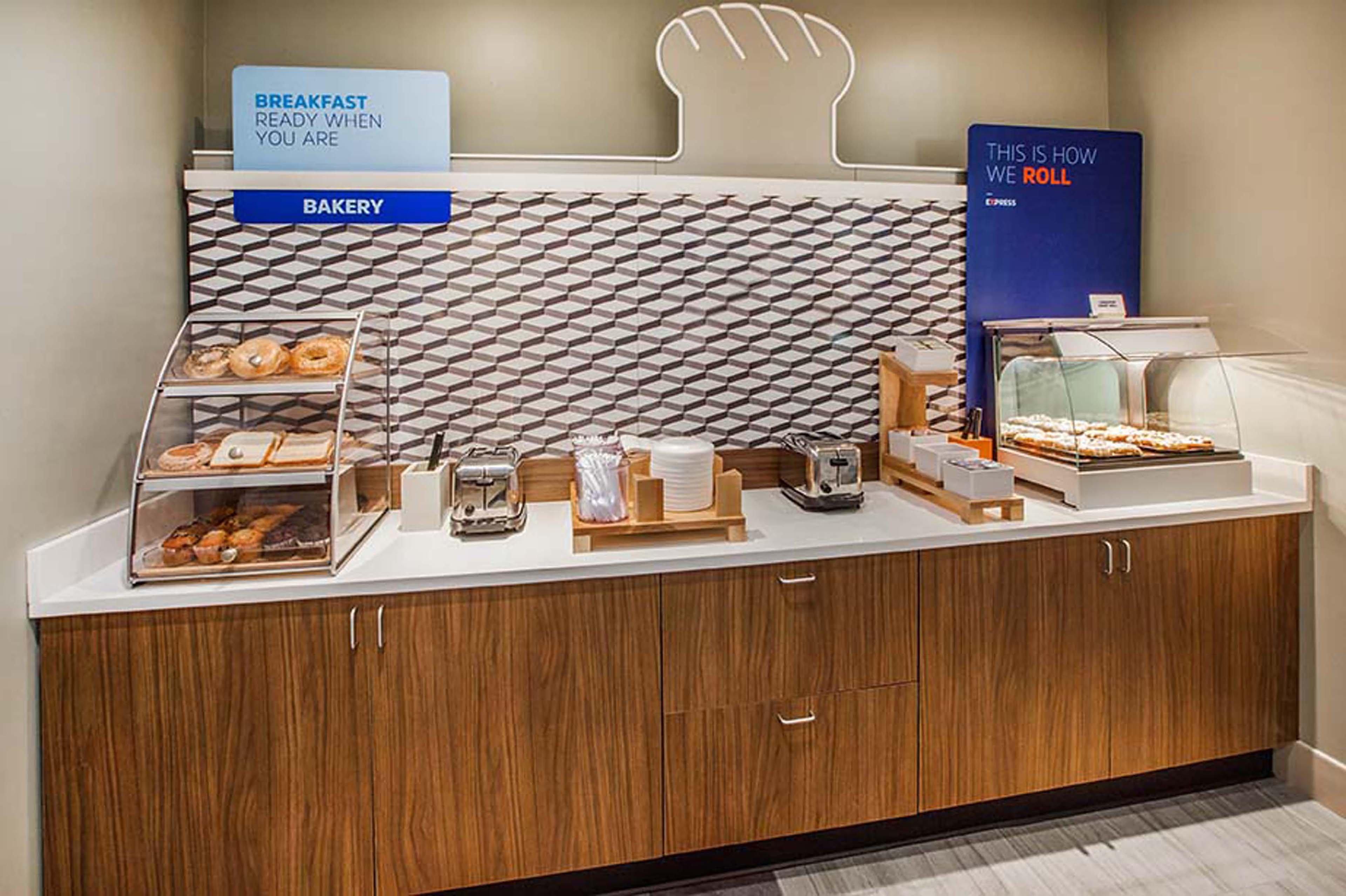 Holiday Inn Express Mccomb By Ihg Dış mekan fotoğraf