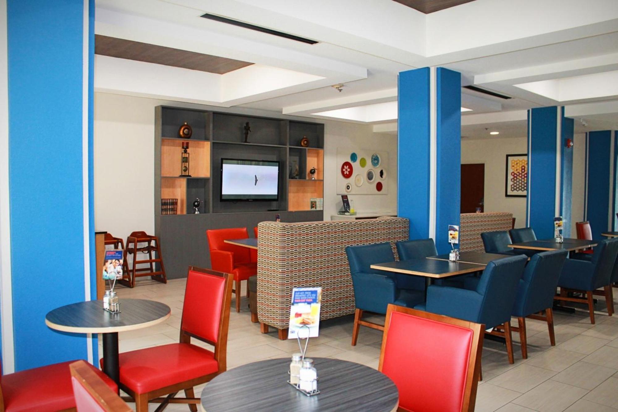 Holiday Inn Express Mccomb By Ihg Dış mekan fotoğraf