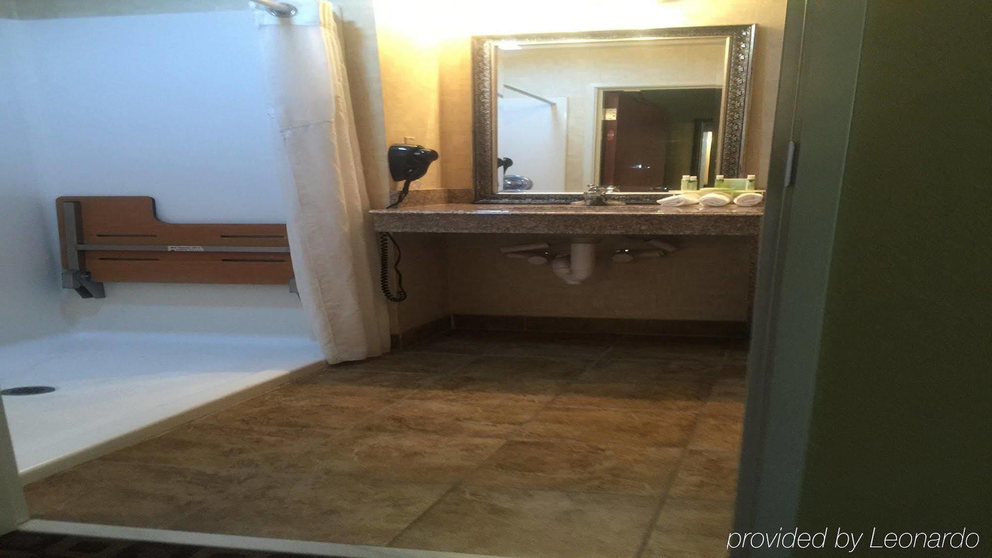 Holiday Inn Express Mccomb By Ihg Dış mekan fotoğraf